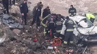 Otomobil dereye yuvarlandı: 2 kişi hayatını kaybetti, 1 kişi yaralandı