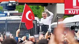 Özgür Özel, TOMA Üzerine Çıkarak Meclis'e Yürüdü