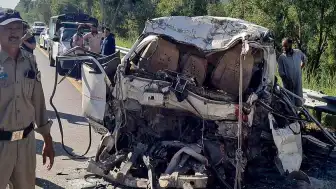 Pakistan'da Trafik Kazası: 17 Kişi Hayatını Kaybetti