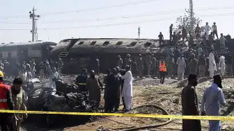 Pakistan'da Tren Saldırısı: 24 Kişi Hayatını Kaybetti