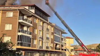 Pamukkale'de Apartman Çatısında Yangın: Hasar Meydana Geldi