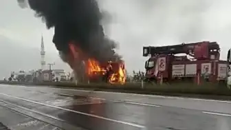 Sakarya'da Yolcu Otobüsü Motor Kısmından Alev Alarak Yandı