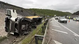 Samsun'da Zincirleme Kaza: 2 TIR Çarpıştı, 2 Kişi Yaralandı