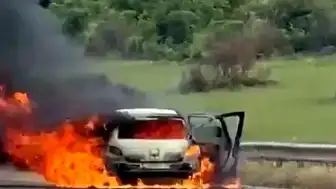 TAG Otoyolu'nda Seyir Halindeki Otomobil Alev Aldı, İçindekiler Kurtuldu