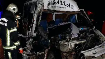 Tarım İşçilerini Taşıyan Minibüs TIR'a Çarptı: 9 Kişi Taburcu Oldu