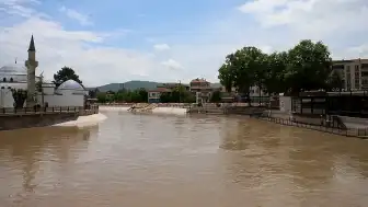 Tokat'ın Turhal İlçesinde Yeşilırmak Taşkın Riski Nedeniyle Tahliyeler Başladı, Eğitime Ara Verildi