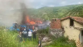 Tokat'ın Zile İlçesinde Çıkan Yangında Ahşap Ev Kullanılmaz Hale Geldi