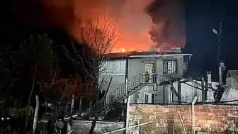 Tosya'da Yangın: İki Katlı Ev Küle Döndü
