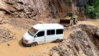 Trabzon'da Heyelan Nedeniyle Minibüs Çamura Saplandı: 3 Kişi Kurtarıldı
