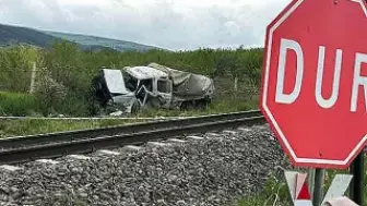 Tren kamyonete çarptı: 1 kişi öldü, 3 kişi yaralandı
