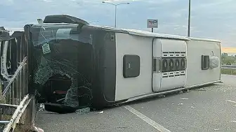 Yolcu Otobüsü Kontrolden Çıkarak Devrildi: 25 Yaralı