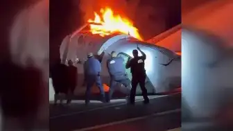 ABD Teksas'ta Otoyola Uçak Düştü: 1 Kişi Hayatını Kaybetti