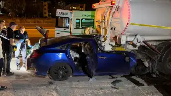 Adana'da Trafik Kazası: Emniyet Şeridindeki Tankere Çarpan Otomobilde Can Kaybı ve Yaralanmalar