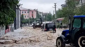 Afyonkarahisar Sinanpaşa'da Şiddetli Dolu Yağışı: Tarım Arazileri ve Ulaşım Etkilendi