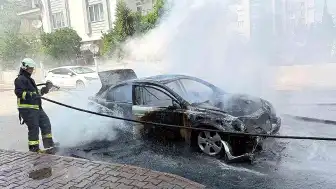 Antalya'da Seyir Halindeki Otomobil Alevlere Teslim Oldu, Yangın Söndürülemedi
