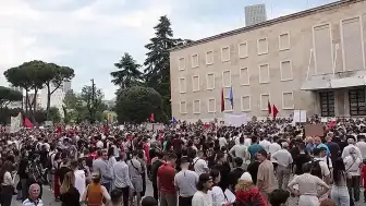 Arnavutluk'ta Trump Ailesi'nin Tatil Köyü Projesine Kitlesel Protestolar