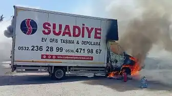 Ataşehir'de Park Halindeki Kamyonet Küle Döndü