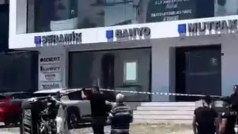 Avcılar'da E-5'te Feci Kaza: Sürücü Yan Yola Uçtu, Kurtarıldı