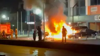 Bakırköy'de 4 otomobil alevlere teslim oldu: Yaklaşık 50 milyon TL hasar