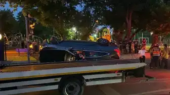 Bakırköy'de Trafik Kazası: Kırmızı Işıkta Bekleyen Araca Çarpıp Devrilen Otomobilde 2 Yaralı