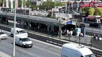 Beylikdüzü Metrobüs Durağında 'Yan Bakma' Kavgası: 1 Ölü, Baba ve Oğlu Gözaltında