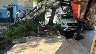 Bursa Mudanya'da İş Kazası: Vinç Otomobilin Üzerine Devrildi, Kepçe Dereye Düştü