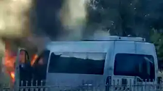 Diyarbakır'da Seyir Halindeki Minibüs Alevlere Teslim Oldu