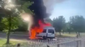 Diyarbakır'da Seyir Halindeki Minibüs Yanarak Kullanılamaz Hale Geldi