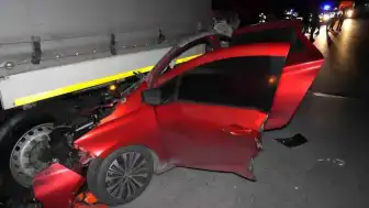 Edirne'de duran tıra çarpan otomobildeki sürücü yaşamını yitirdi