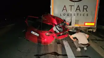 Edirne'de Park Halindeki TIR'a Çarpan Otomobilin Sürücüsü Yaşamını Yitirdi