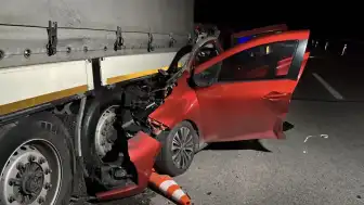 Edirne'de Tıra Arkadan Çarpan Otomobilin Sürücüsü Hayatını Kaybetti