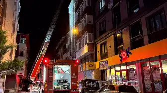 Esenyurt'ta 4 Katlı Binanın Çatısında Yangın: Can Kaybı Yok