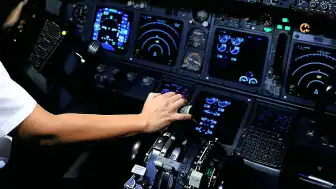 Florida Semalarında Tehlikeli Yakınlaşma: Küçük Uçak Yolcu Uçaklarının Rotasına Girdi