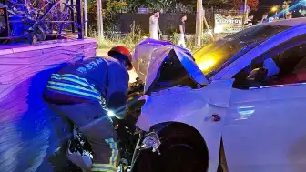 Hatay'da Duvara Çarpan Otomobilde 2 Yaralı