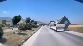 Hatay'da Fırtına Nedeniyle TIR'dan Konteyner Düştü: O Anlar Kamerada