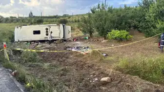 Isparta'da tur midibüsünün şarampole devrilmesi sonucu 4 kişi hayatını kaybetti, 26 kişi yaralandı