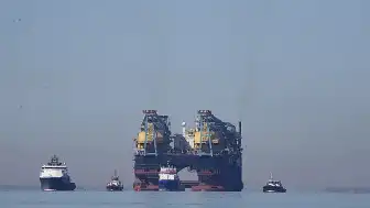 İstanbul Boğazı Dev Vinç Gemisi Geçişi Nedeniyle Trafiğe Kapatıldı