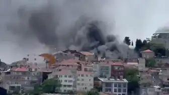 İstanbul Fatih'te Bina Yangını: Çevredeki Araçlar Zarar Gördü