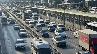 İstanbul'da Bayram Tatili Sonrası Trafik Yoğunluğu Yüzde 60'a Ulaştı