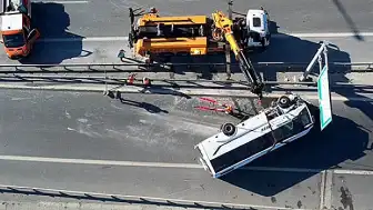 İstanbul'da Midibüs Devrildi: 12 Yaralı