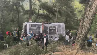 İzmir Bayındır'da Tarım İşçilerini Taşıyan Servis Minibüsü Şarampole Devrildi: 22 Yaralı
