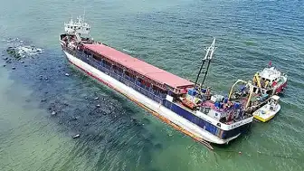 Karasu Sahili'nde Karaya Oturan Gemide Kurtarma Çalışmaları Başladı