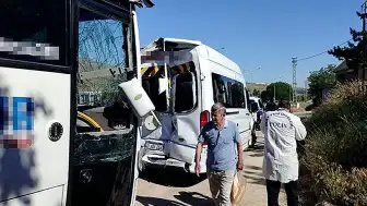 Kırşehir'de İşçi Servisi ile Minibüs Çarpıştı: 42 Yaralı