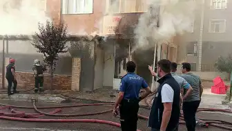 Kocaeli'de Yumurta Dükkanında Çıkan Yangına İş Makinesiyle Müdahale Edildi