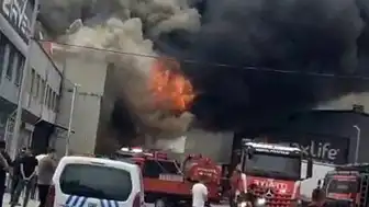 Konya'da Yatak Fabrikasında Çıkan Yangında Bir İtfaiye Eri Yaralandı