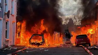 Kuzey İrlanda'da Göçmen Karşıtı Protestolar Şiddet İçinde Büyüdü: Evler ve Araçlar Ateşe Verildi