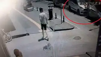 Manavgat'ta Hafif Ticari Araçlar Çarpıştı: Kaza Anı Kamerada