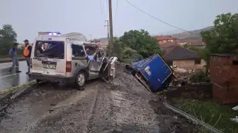 Manisa Kula'da 3 Aracın Karıştığı Trafik Kazası: 2 Ölü, 4 Yaralı