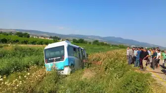 Manisa Şehzadeler'de minibüs şarampole devrildi: 6 yaralı