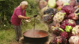 Ordu'da Geleneksel Yöntemlerle Dut Pekmezi Üretimi Gerçekleştiriliyor